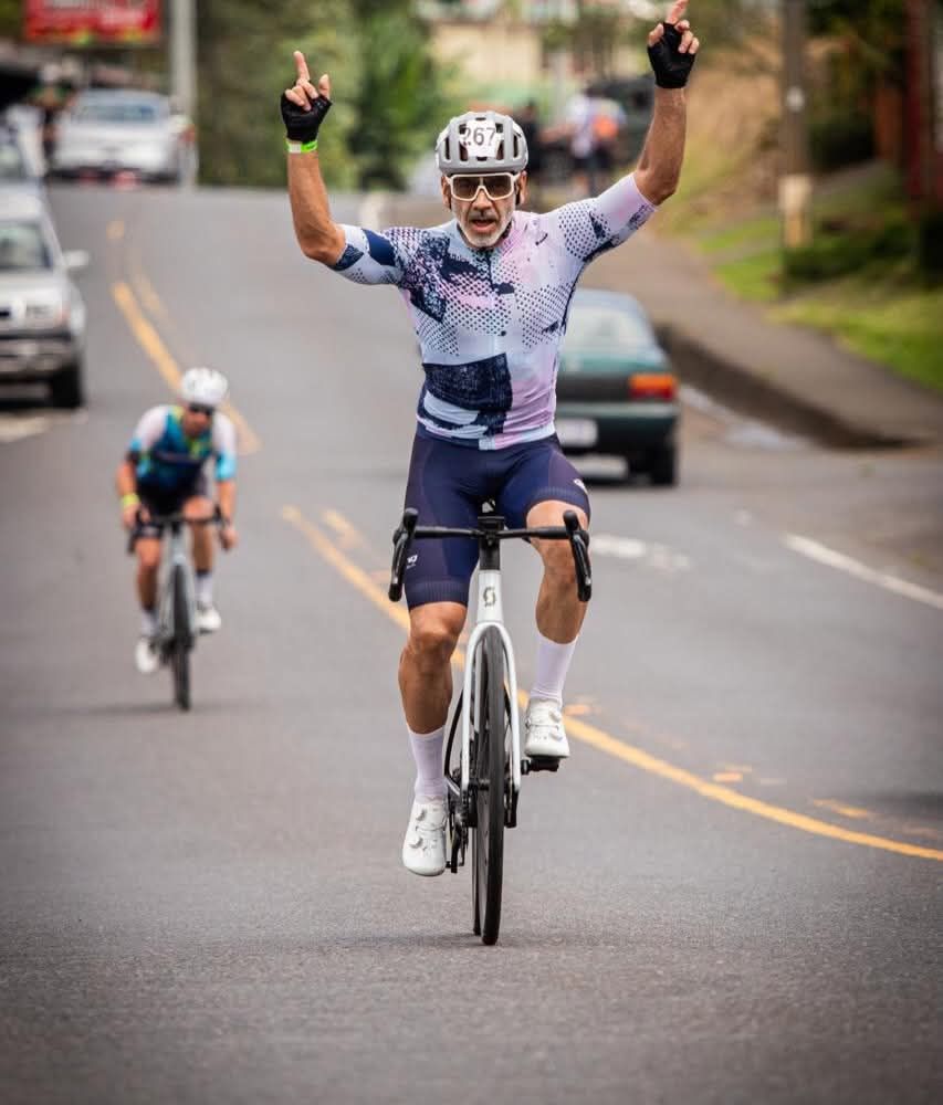 Ciclista celebra al cruzar la meta de la Copa ROES
