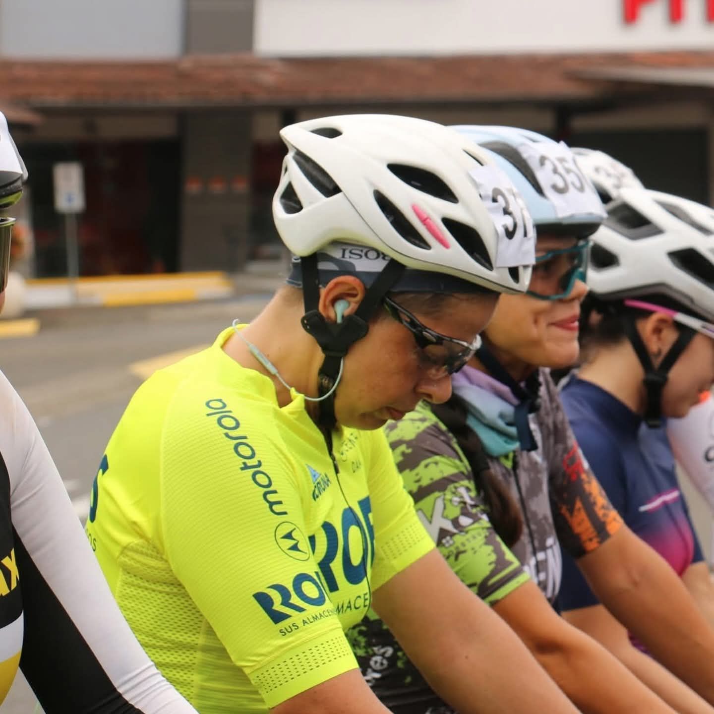 Ciclistas en la salida de la Copa ROES