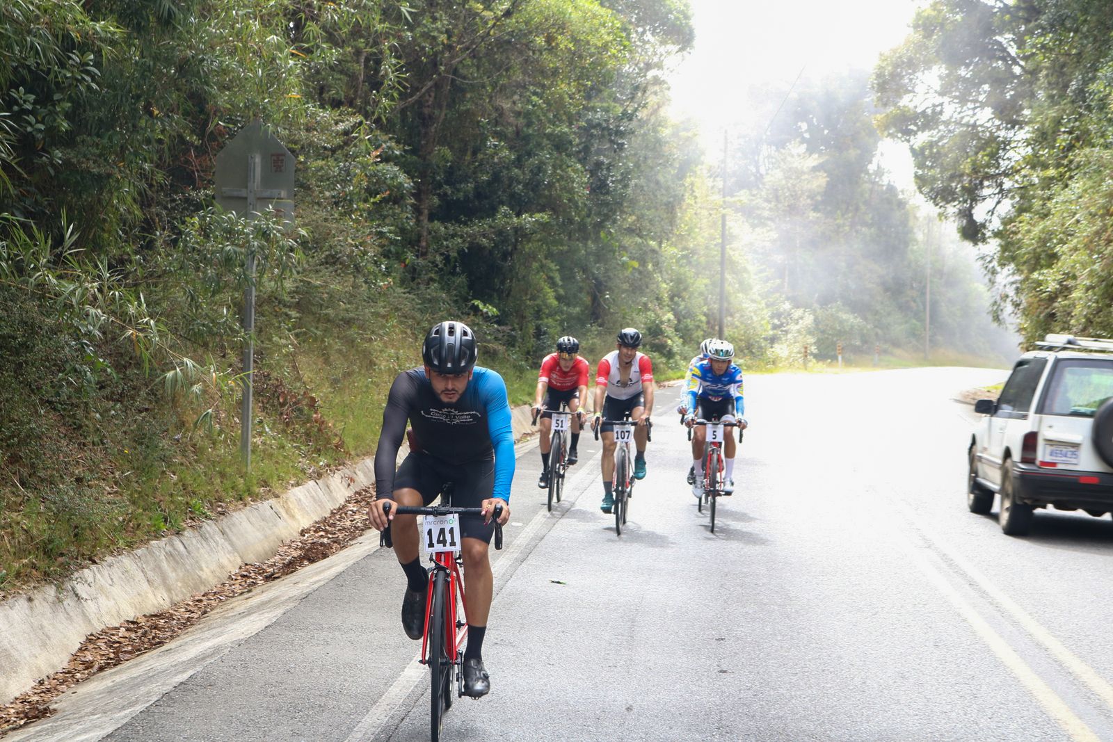 Ciclistas subiendo entre la neblina del Cerro de La Muerte