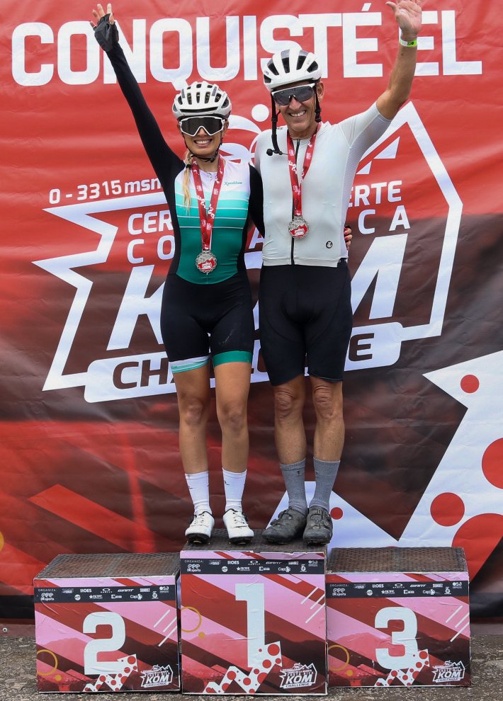 Ciclistas en el podio del KOM Challenge