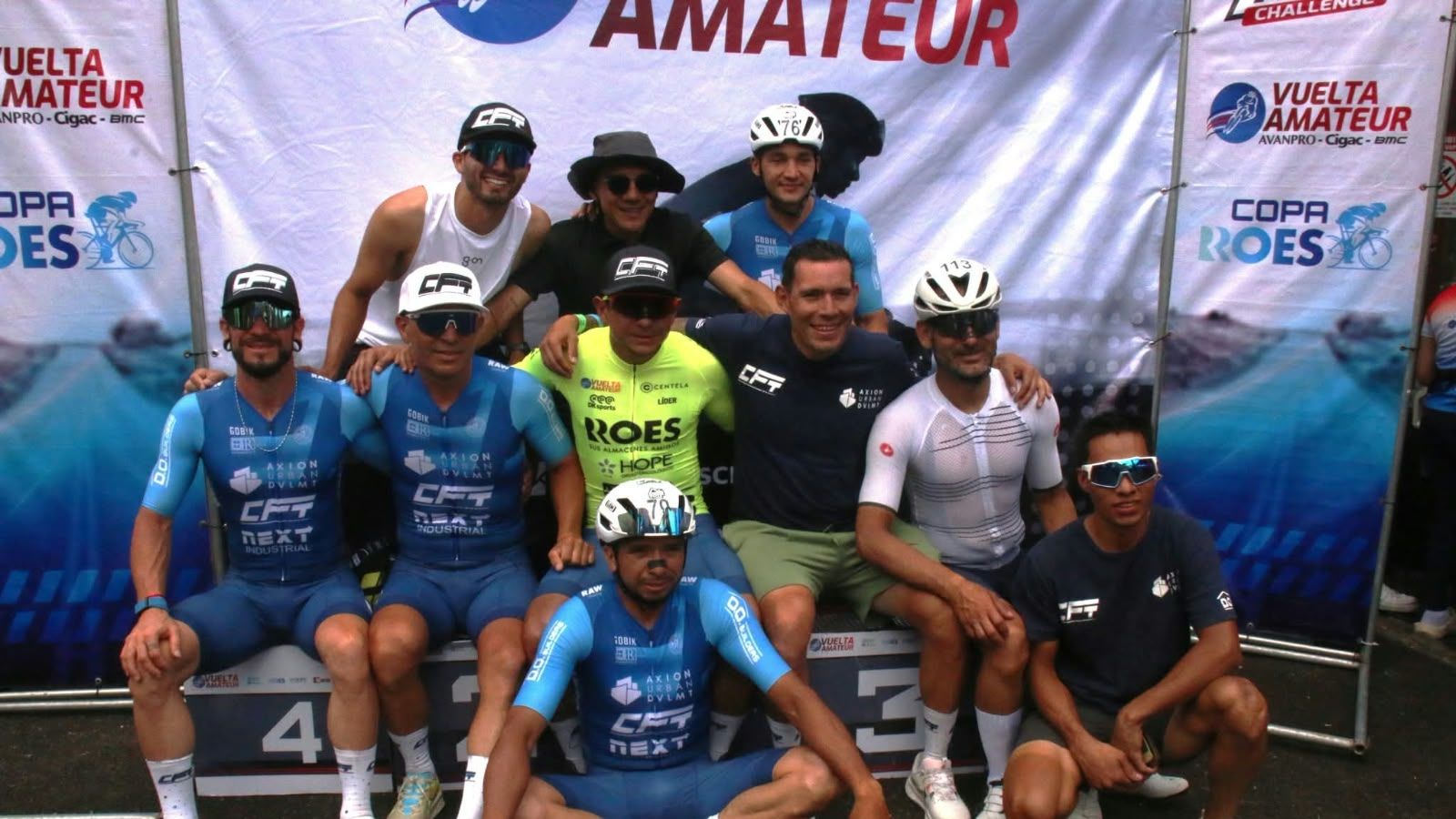 Equipo de ciclistas en el podio de la Vuelta Amateur
