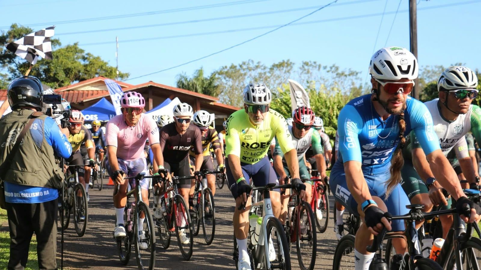 Salida del pelotón de la Vuelta Amateur a Costa Rica